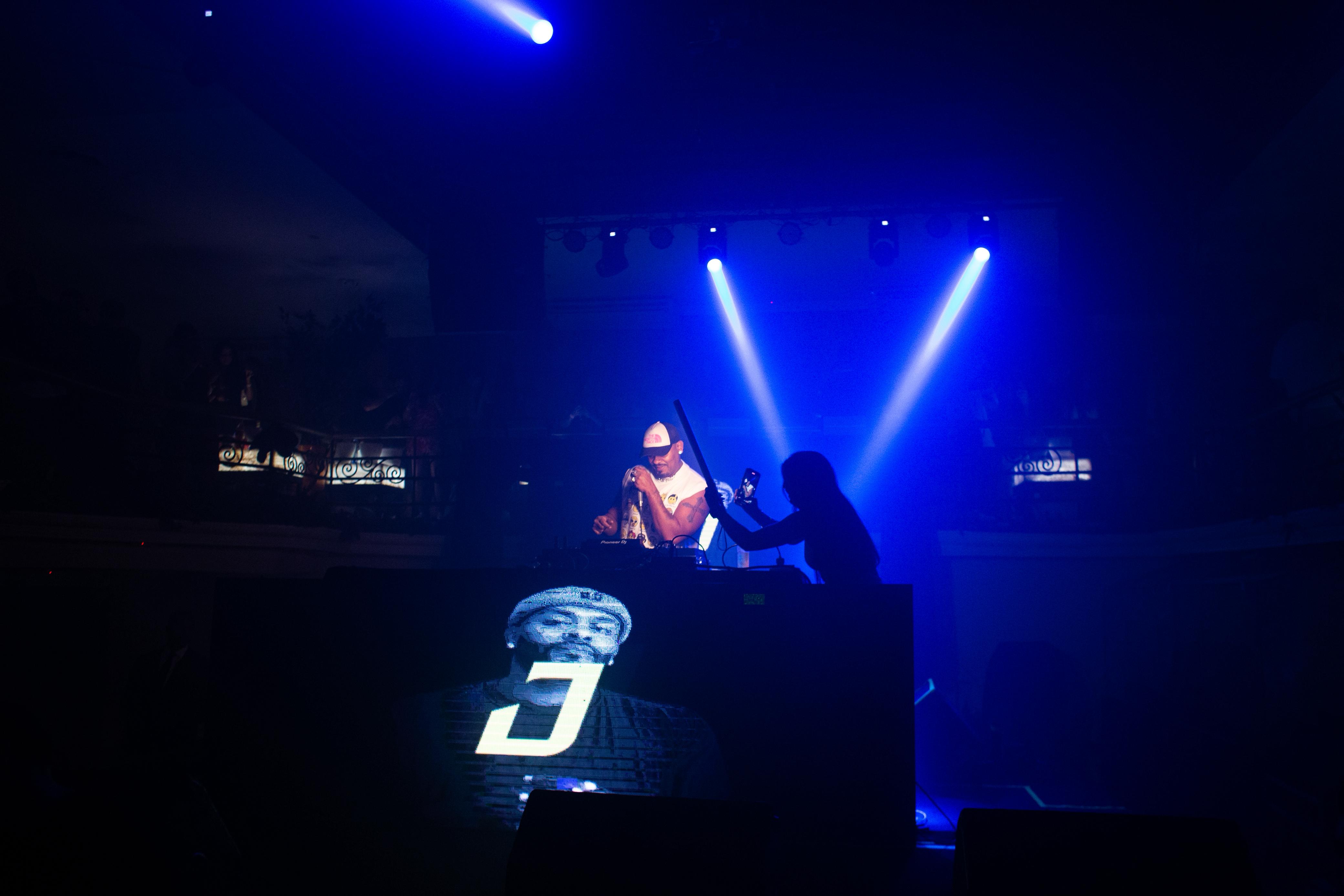 Bea Jones em evento noturno com iluminação profissional