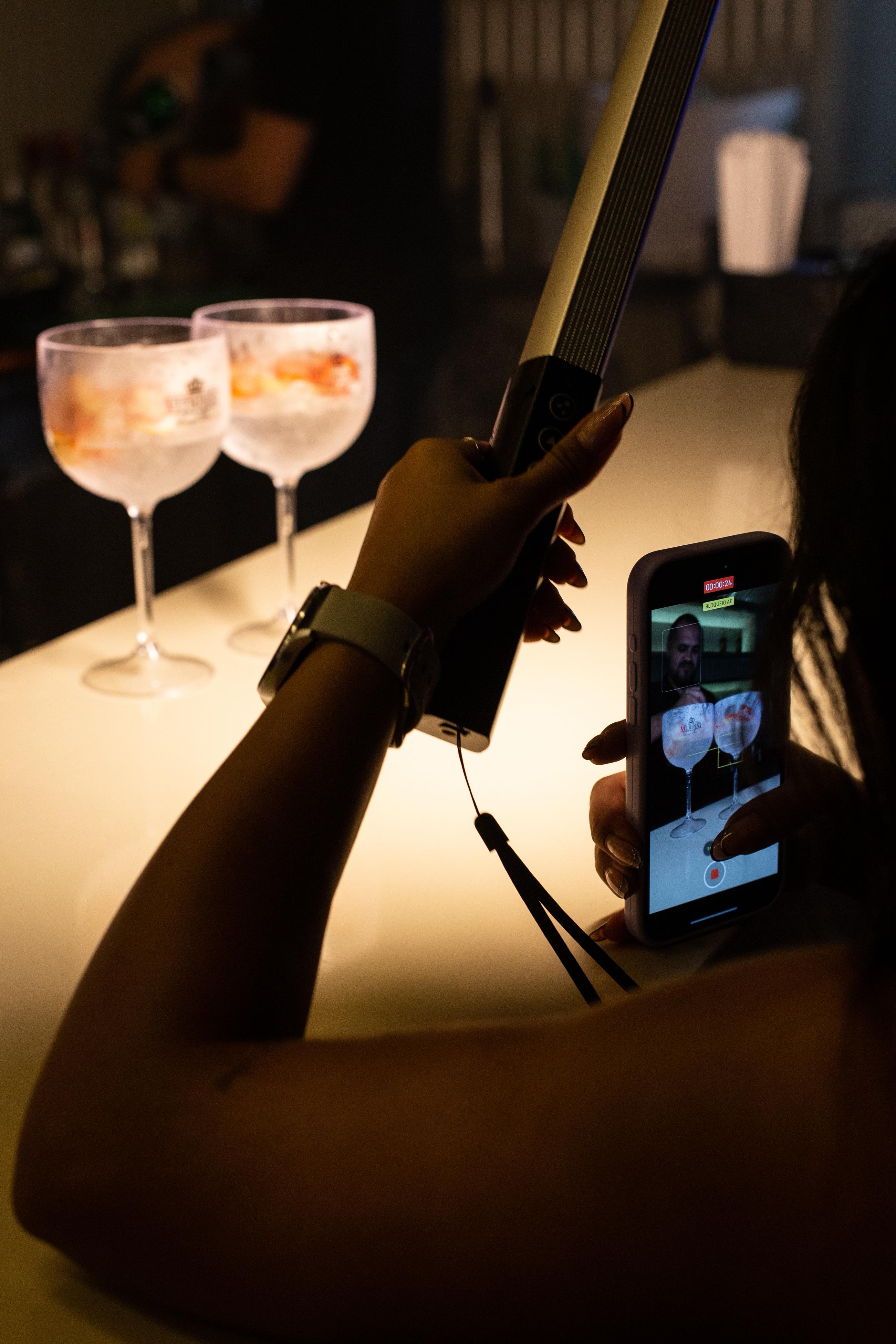 Criação de conteúdo para redes sociais filmando produtos gastronômicos